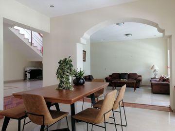 HERMOSA RESIDENCIA EN BUGAMBILIAS 2DA SECCIÓN