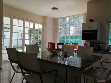 HERMOSA RESIDENCIA EN BUGAMBILIAS 2DA SECCIÓN
