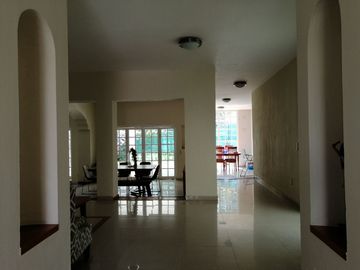 HERMOSA RESIDENCIA EN BUGAMBILIAS 2DA SECCIÓN