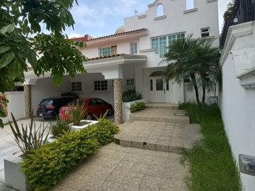 HERMOSA RESIDENCIA EN BUGAMBILIAS 2DA SECCIÓN