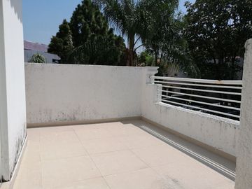 HERMOSA RESIDENCIA EN BUGAMBILIAS 2DA SECCIÓN