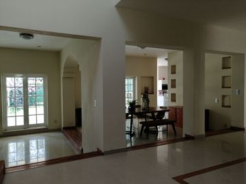 HERMOSA RESIDENCIA EN BUGAMBILIAS 2DA SECCIÓN
