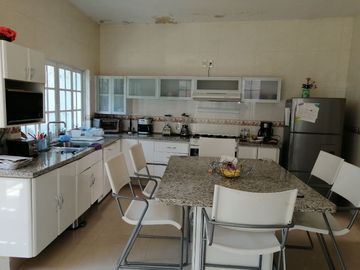 HERMOSA RESIDENCIA EN BUGAMBILIAS 2DA SECCIÓN