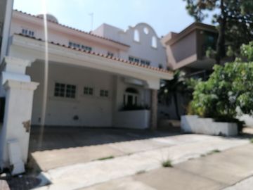 HERMOSA RESIDENCIA EN BUGAMBILIAS 2DA SECCIÓN