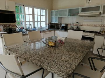 HERMOSA RESIDENCIA EN BUGAMBILIAS 2DA SECCIÓN