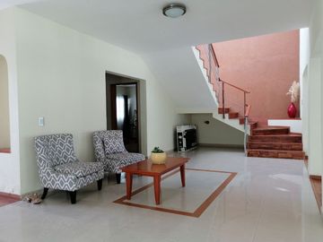 HERMOSA RESIDENCIA EN BUGAMBILIAS 2DA SECCIÓN