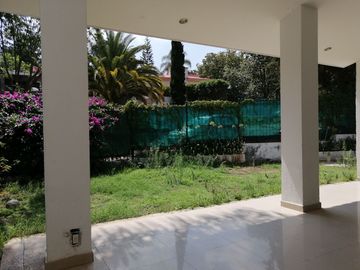 HERMOSA RESIDENCIA EN BUGAMBILIAS 2DA SECCIÓN