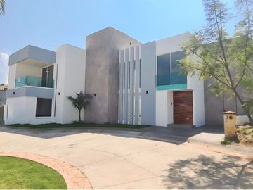 Venta exclusiva residencia en altozano con amplio terreno de 297 m