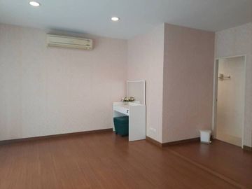 หมู่บ้านกลางกรุง ทาวน์โฮม 4 ชั้น สาธร-เจริญราษฏร์ พร้อมอยู่  4 ชั้น 24 ตร.วา 4 นอน,3 น้ำ ตกแต่งบางส่วน ห้องครัว ห้องทานข้าว ส่วนรับแขก    รายละเอียด ใ