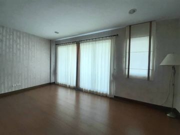 หมู่บ้านกลางกรุง ทาวน์โฮม 4 ชั้น สาธร-เจริญราษฏร์ พร้อมอยู่  4 ชั้น 24 ตร.วา 4 นอน,3 น้ำ ตกแต่งบางส่วน ห้องครัว ห้องทานข้าว ส่วนรับแขก    รายละเอียด ใ