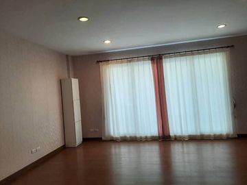 หมู่บ้านกลางกรุง ทาวน์โฮม 4 ชั้น สาธร-เจริญราษฏร์ พร้อมอยู่  4 ชั้น 24 ตร.วา 4 นอน,3 น้ำ ตกแต่งบางส่วน ห้องครัว ห้องทานข้าว ส่วนรับแขก    รายละเอียด ใ
