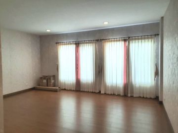 หมู่บ้านกลางกรุง ทาวน์โฮม 4 ชั้น สาธร-เจริญราษฏร์ พร้อมอยู่  4 ชั้น 24 ตร.วา 4 นอน,3 น้ำ ตกแต่งบางส่วน ห้องครัว ห้องทานข้าว ส่วนรับแขก    รายละเอียด ใ
