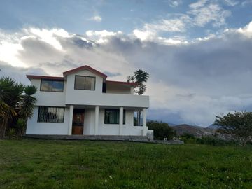 Vendo casa de 200M2 con terreno de 6.400M2 en Guayllabamba