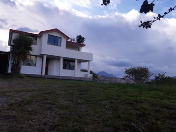 Vendo casa de 200M2 con terreno de 6.400M2 en Guayllabamba