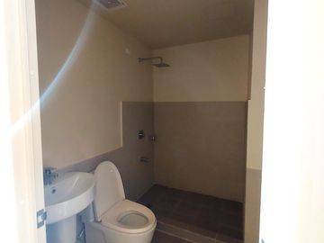 reopened 2br loft type condo for sale in BGC, Avida Towers Montane accross Upwtown Mall