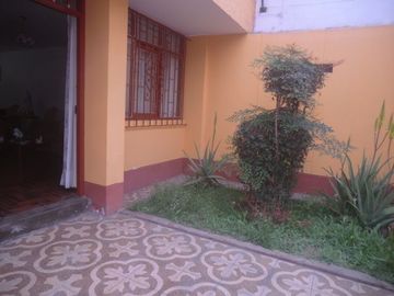 Oferta!!Vendo casa con vista a parque Maranga, amplísima !