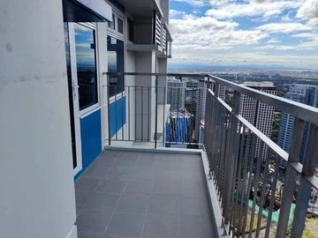 RENT TO OWN Condo unit at TRION TOWERS BGC near SM AURA MOVE in as fast as 30days 800K cash out only