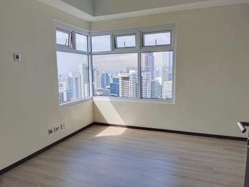 RENT TO OWN Condo unit at TRION TOWERS BGC near SM AURA MOVE in as fast as 30days 800K cash out only