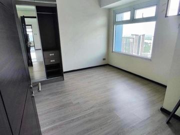 RENT TO OWN Condo unit at TRION TOWERS BGC near SM AURA MOVE in as fast as 30days 800K cash out only