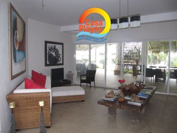 Casa grande frente al mar de Venta en Playas Villamil, Vía a Data km 8