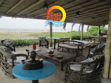 Casa grande frente al mar de Venta en Playas Villamil, Vía a Data km 8