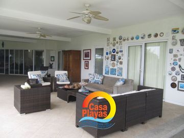 Casa grande frente al mar de Venta en Playas Villamil, Vía a Data km 8