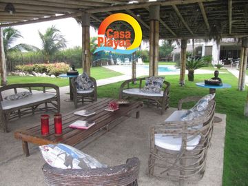 Casa grande frente al mar de Venta en Playas Villamil, Vía a Data km 8