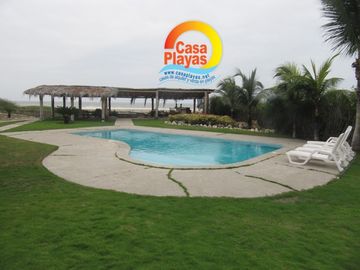 Casa grande frente al mar de Venta en Playas Villamil, Vía a Data km 8