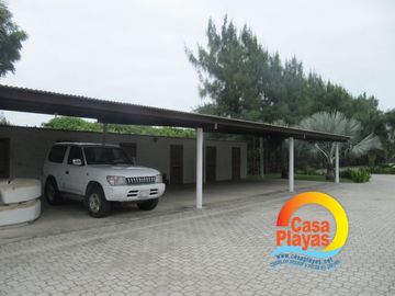 Casa grande frente al mar de Venta en Playas Villamil, Vía a Data km 8