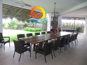 Casa grande frente al mar de Venta en Playas Villamil, Vía a Data km 8