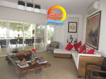 Casa grande frente al mar de Venta en Playas Villamil, Vía a Data km 8
