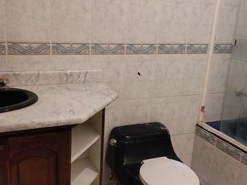 CASA INDEPENDIENTE EN VENTA. CON PISCINA EN FICOA. AMBATO