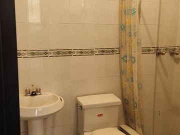 CASA INDEPENDIENTE EN VENTA. CON PISCINA EN FICOA. AMBATO