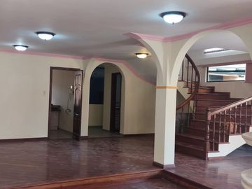 CASA INDEPENDIENTE EN VENTA. CON PISCINA EN FICOA. AMBATO