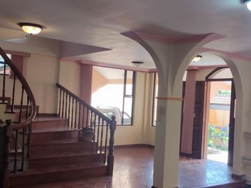 CASA INDEPENDIENTE EN VENTA. CON PISCINA EN FICOA. AMBATO
