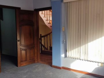 CASA INDEPENDIENTE EN VENTA. CON PISCINA EN FICOA. AMBATO