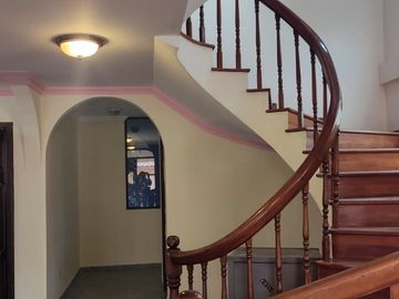 CASA INDEPENDIENTE EN VENTA. CON PISCINA EN FICOA. AMBATO