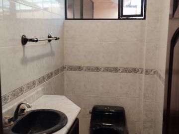 CASA INDEPENDIENTE EN VENTA. CON PISCINA EN FICOA. AMBATO