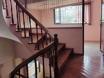 CASA INDEPENDIENTE EN VENTA. CON PISCINA EN FICOA. AMBATO