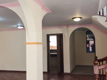 CASA INDEPENDIENTE EN VENTA. CON PISCINA EN FICOA. AMBATO