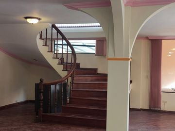 CASA INDEPENDIENTE EN VENTA. CON PISCINA EN FICOA. AMBATO