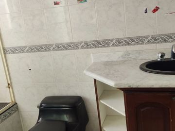 CASA INDEPENDIENTE EN VENTA. CON PISCINA EN FICOA. AMBATO
