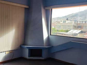 CASA INDEPENDIENTE EN VENTA. CON PISCINA EN FICOA. AMBATO