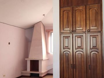 CASA INDEPENDIENTE EN VENTA. CON PISCINA EN FICOA. AMBATO