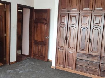 CASA INDEPENDIENTE EN VENTA. CON PISCINA EN FICOA. AMBATO