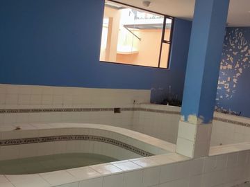CASA INDEPENDIENTE EN VENTA. CON PISCINA EN FICOA. AMBATO