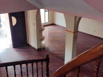 CASA INDEPENDIENTE EN VENTA. CON PISCINA EN FICOA. AMBATO