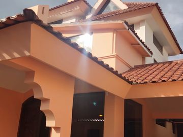 CASA INDEPENDIENTE EN VENTA. CON PISCINA EN FICOA. AMBATO