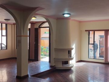 CASA INDEPENDIENTE EN VENTA. CON PISCINA EN FICOA. AMBATO