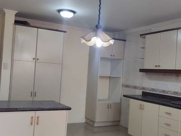 CASA INDEPENDIENTE EN VENTA. CON PISCINA EN FICOA. AMBATO